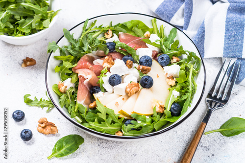 Green salad with leaves, fruit and jamon.