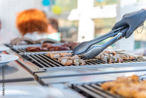 Canvas-taulu Grilling shrimps on the barbecue in a restaurant during a wedding