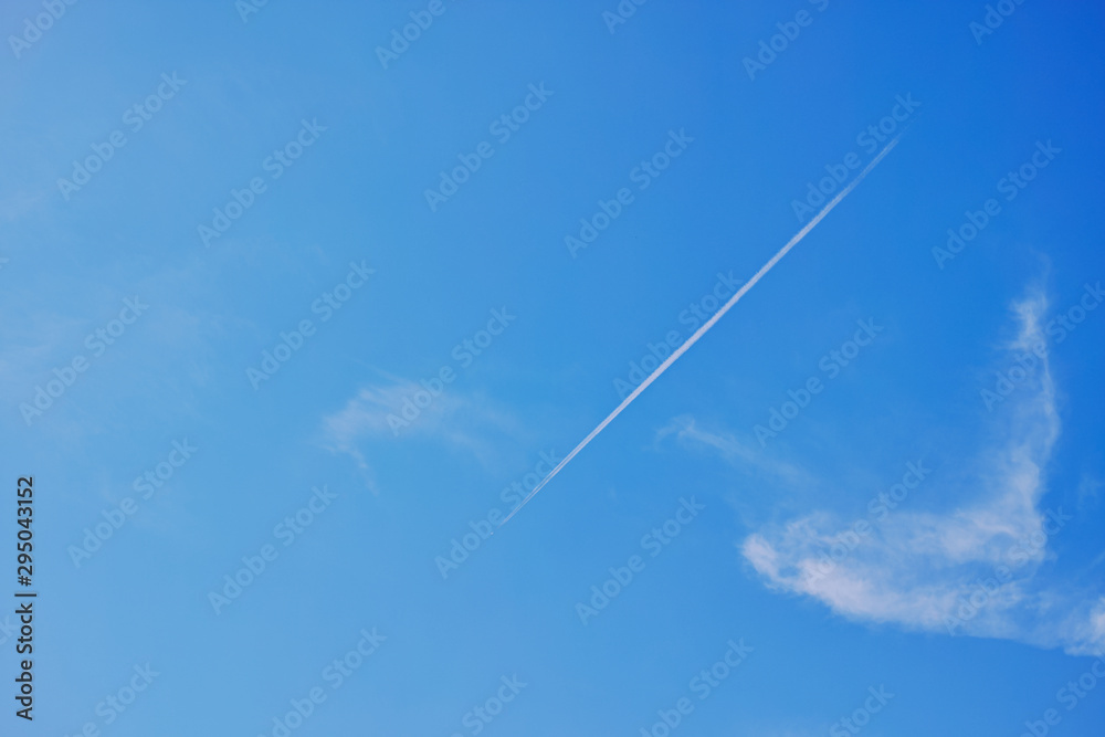 ほぼ快晴の青空と斜めに浮かぶ飛行機雲 ほぼ快晴の青空と斜めに浮かぶ飛行機雲