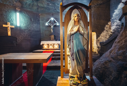 Tableau sur toile Our Lady statue in chapel of St Barbara in Cacica Salt Mine in Romania