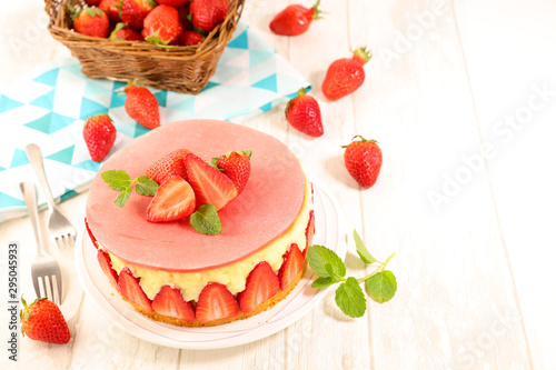 Fototapeta Naklejka Na Ścianę i Meble -  fraisier, strawberry shortcake with cream