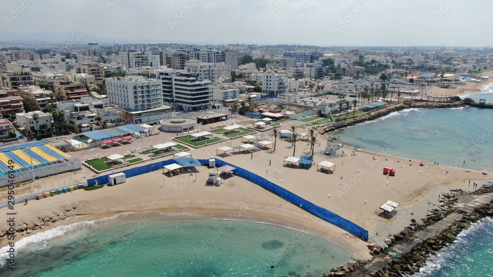 Fototapeta premium city skyline near the beach