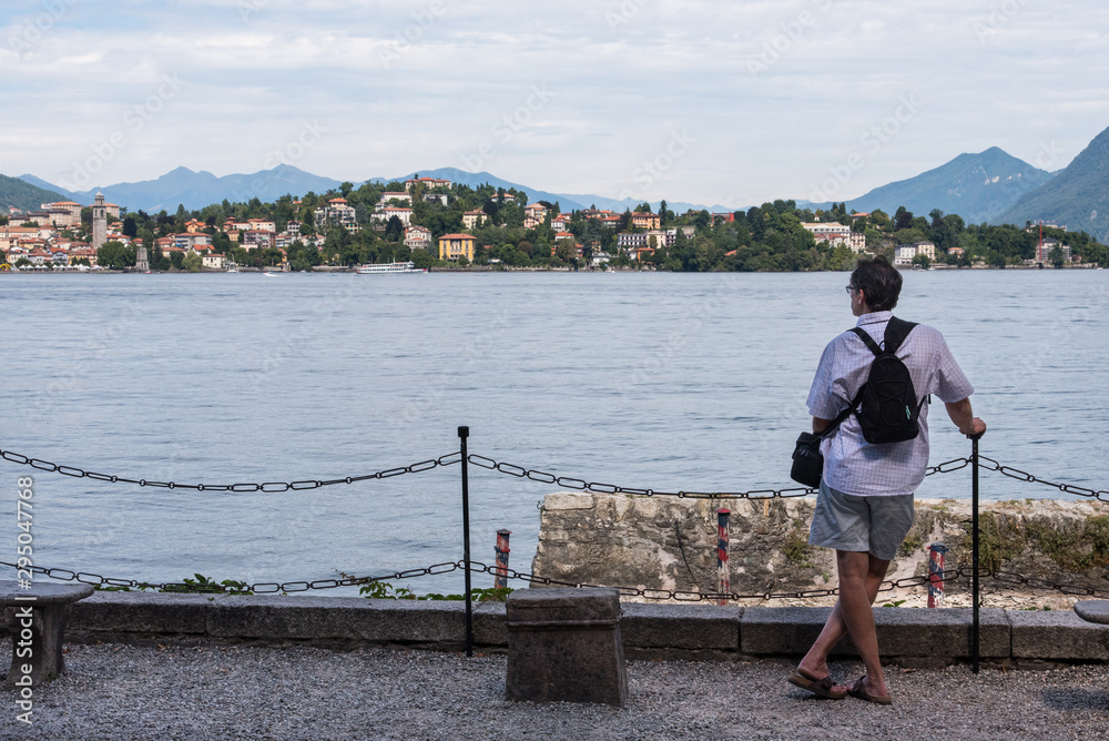 un touriste regardant le Lac Majeur. Le tourisme au Lac Majeur. Un homme admirant un lac en Italie.