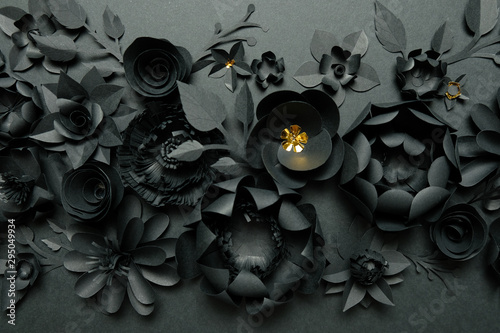 Fototapeta Czarni papierowi kwiaty na Czarnym tle. Wytnij z papieru.