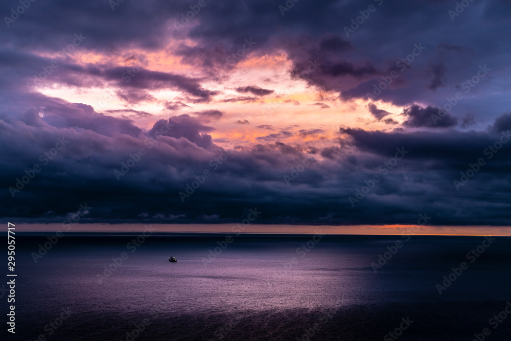Obraz premium Dramatic panoramic view of the sea and moody cloudy sky