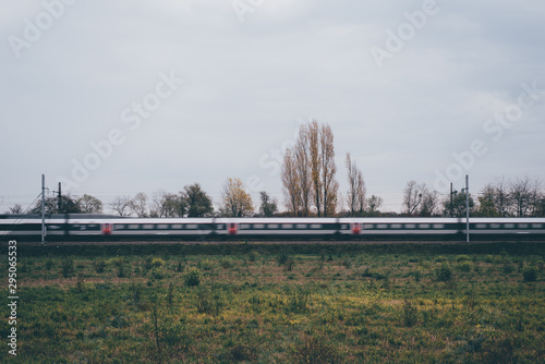 un train à grande vitesse passe sur les rails
