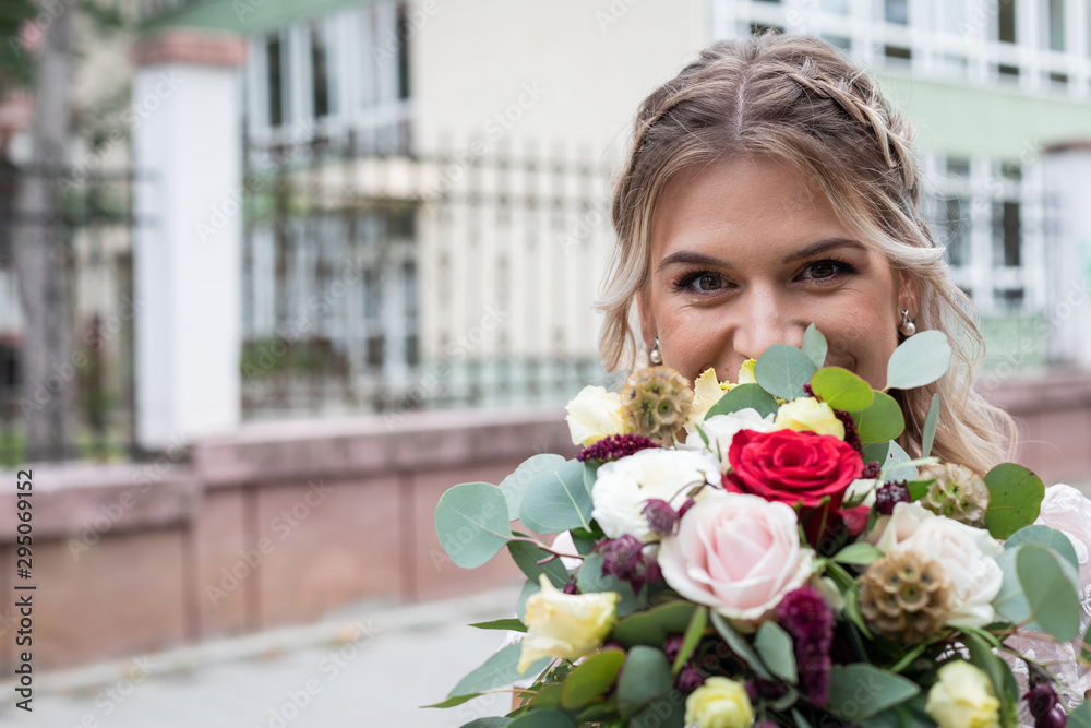 Fototapeta premium Colourful bouquet and bride