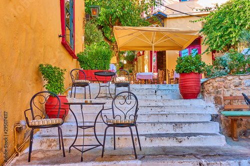 Fototapeta Naklejka Na Ścianę i Meble -  Street cafe on the stairs in Plaka in Athens,