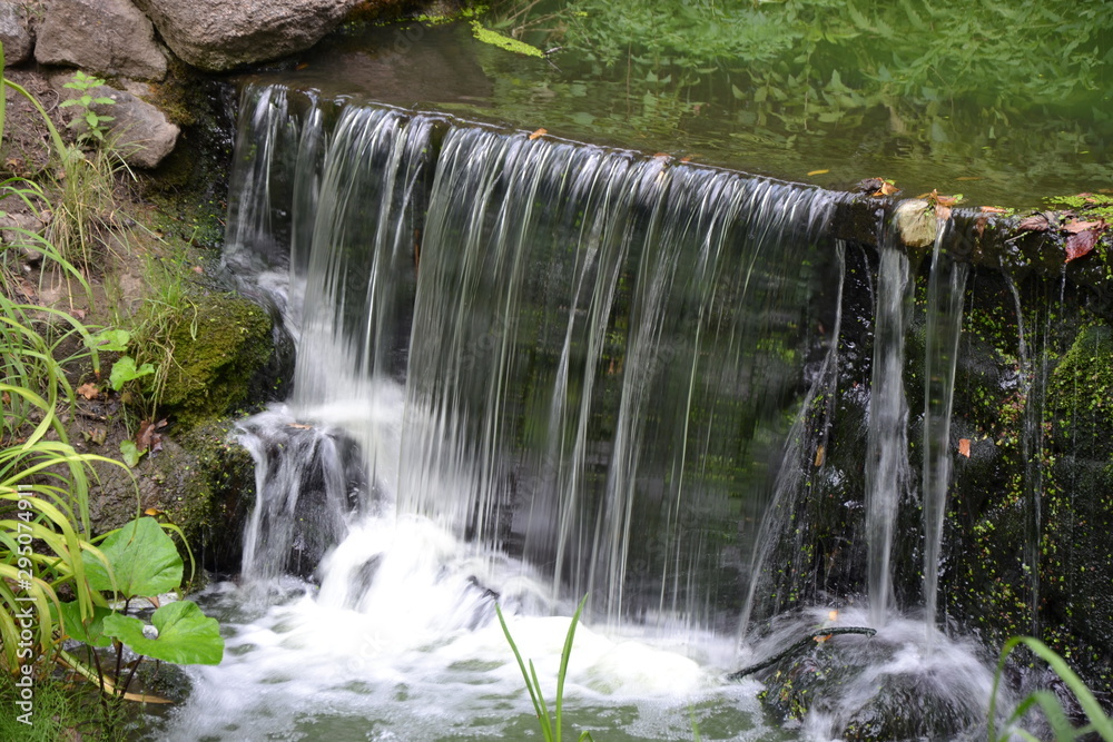 Obraz premium Waterfall in the park
