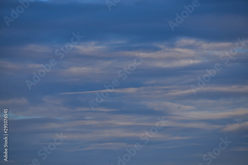 Fototapeta Naklejka Na Ścianę i Meble -  Lekko zachmurzone niebo.