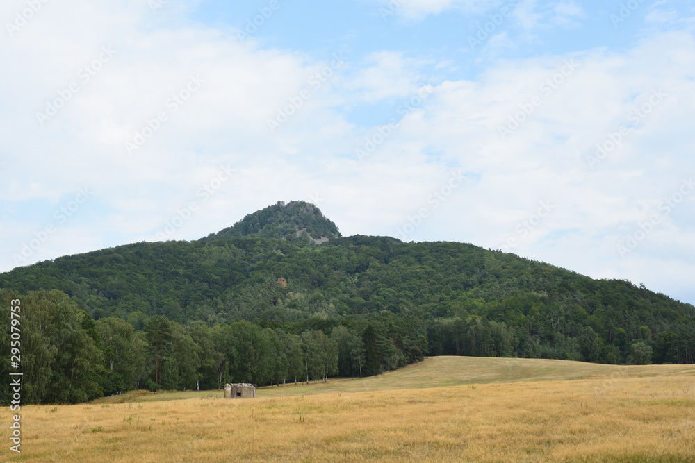 Der Berg Ralsko mit Ruine in Tschechien Der Berg Ralsko mit Ruine in Tschechien