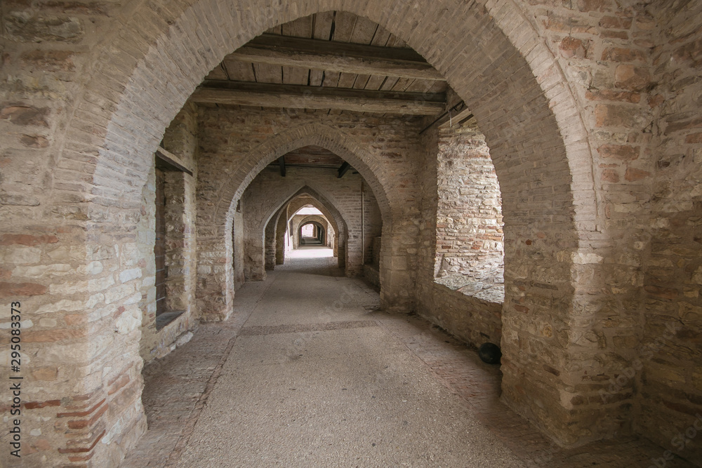Via con gli archi nel piccolo borgo di Fossa di Vico in Umbria