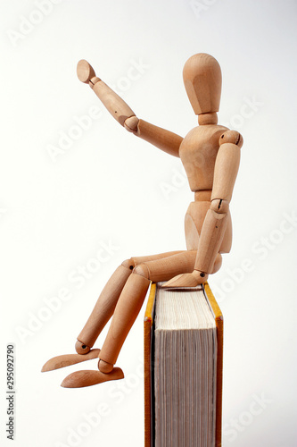 Boneco de madeira photo