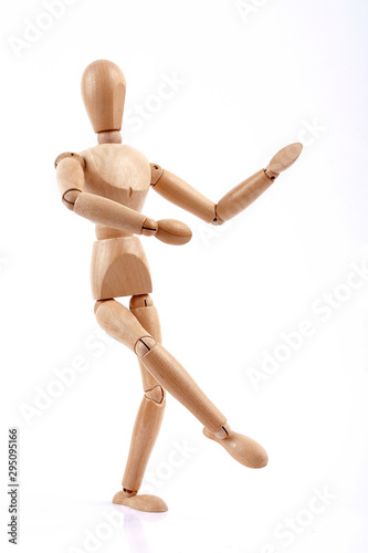 Boneco de madeira photo