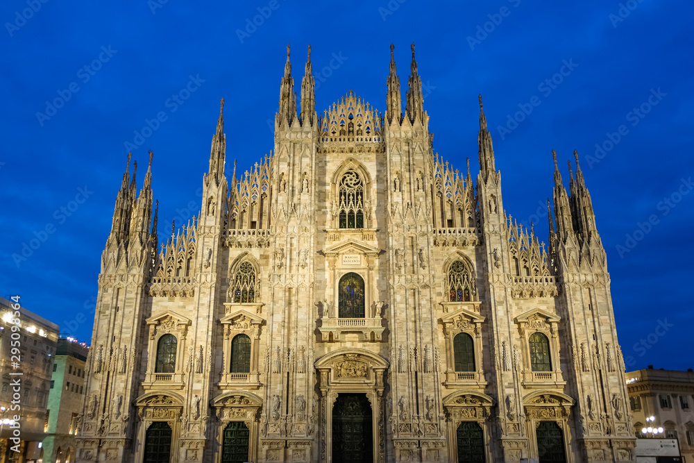 Fototapeta premium ミラノ大聖堂 ドゥオモ 夜景