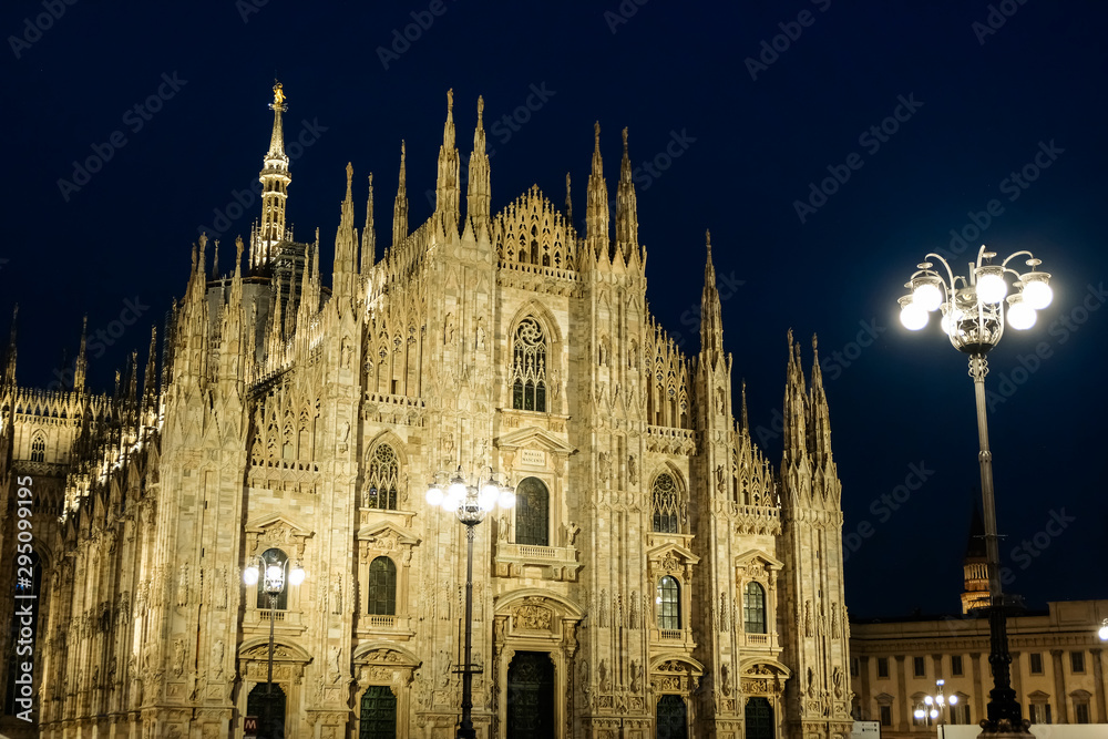 ミラノ大聖堂 ドゥオモ 夜景