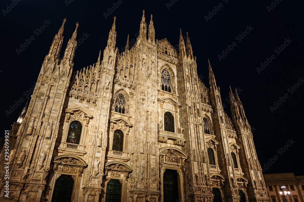 Fototapeta premium ミラノ大聖堂 ドゥオモ 夜景
