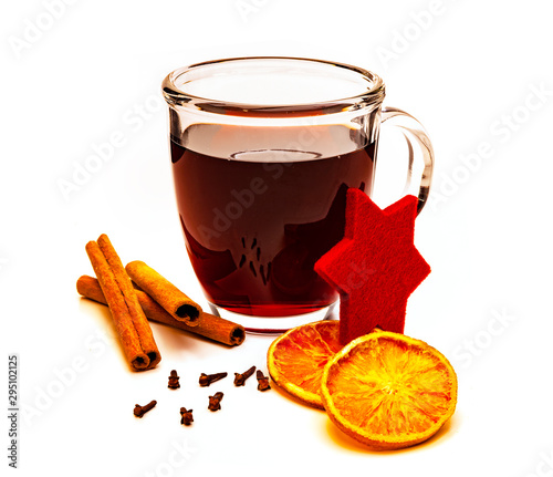 Glühwein mit Zimt und Nelken