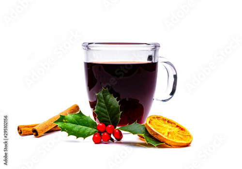 Glühwein mit Zimt und Nelken