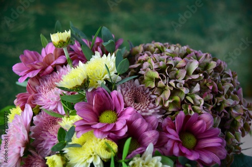 Schöner Blumenstrauß mit He...