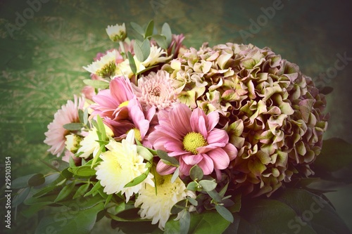 Schöner Blumenstrauß mit He...