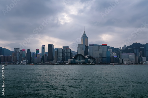 香港 ビクトリアハーバー 曇り空