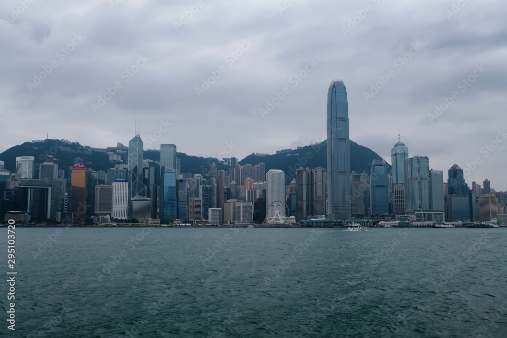 香港 ビクトリアハーバー 曇天
