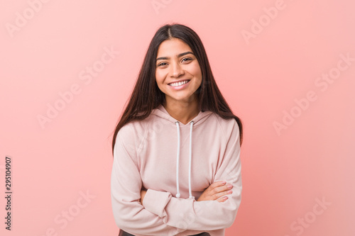 Photo Young pretty arab woman wearing a casual sport look laughing and having fun