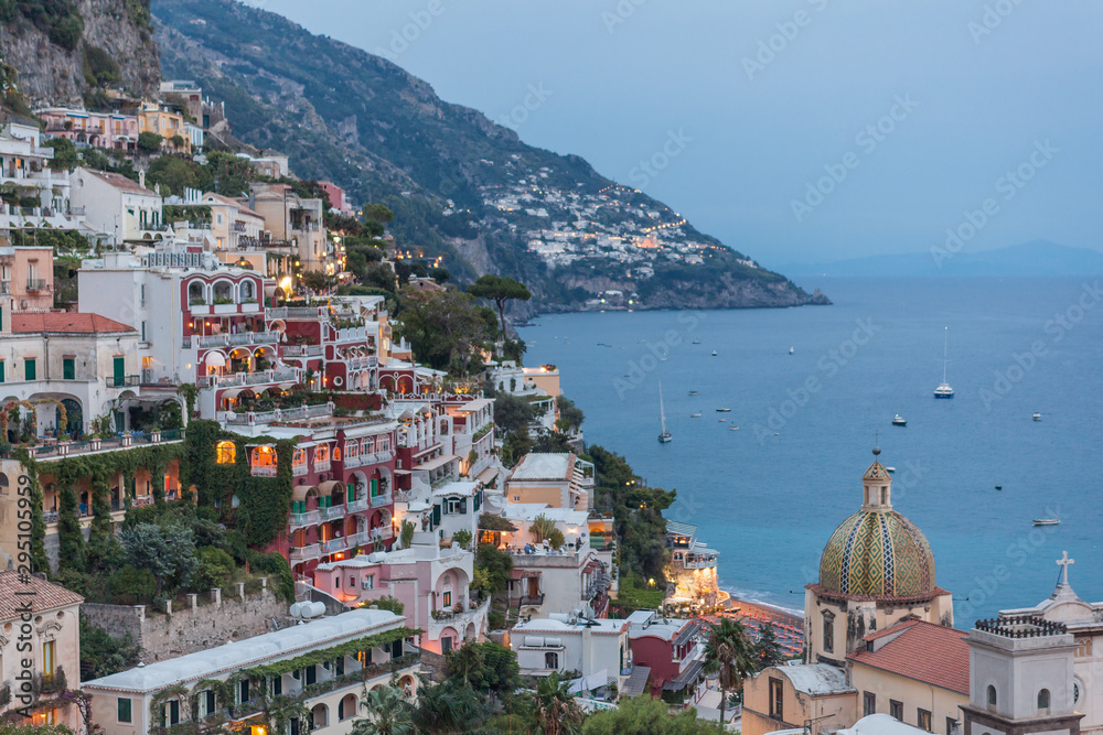 Naklejka premium Widok na miejscowość Positano wzdłuż wybrzeża Amalfi we Włoszech, Kampanii, Neapolu