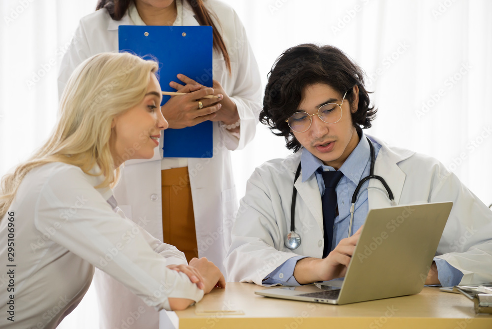 Obraz premium Portrait Doctor and nurse with patient in medical office , medicine healthcare concept