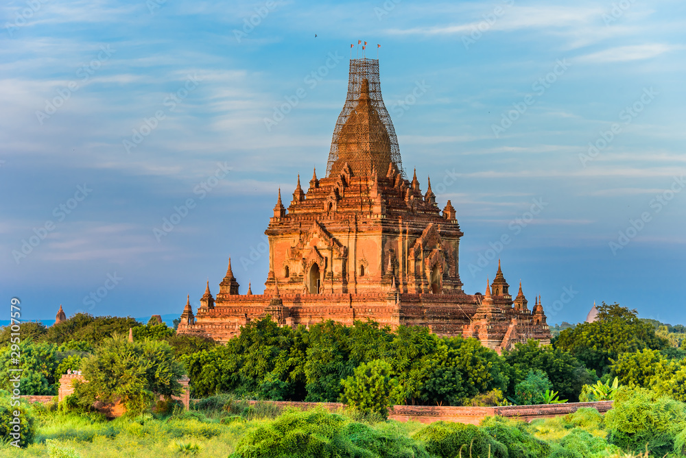 Fototapeta premium Bagan, Myanmar temples in the Archaeological Park, Burma. Sunrise