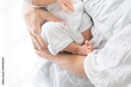 新生児（0歳0ヶ月）とお母さん