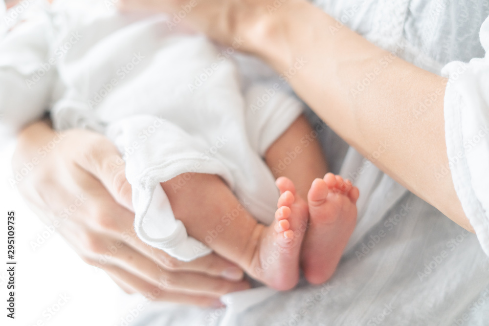 新生児(0歳0ヶ月)とお母さん 新生児(0歳0ヶ月)とお母さん