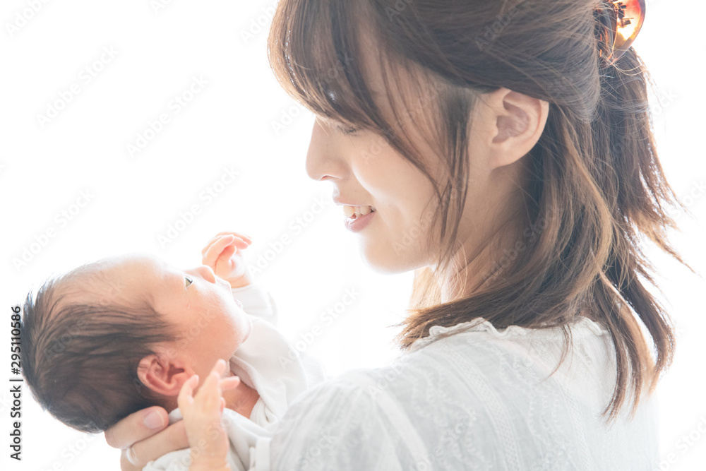 新生児(0歳0ヶ月)とお母さん 新生児(0歳0ヶ月)とお母さん