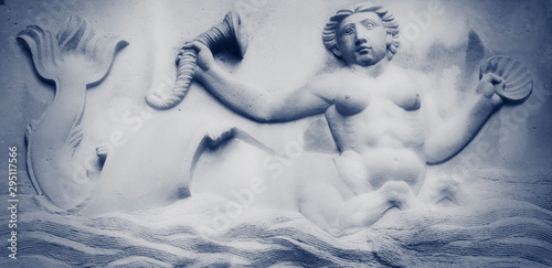 Fototapeta Antyczny posąg Syrenki w wodzie morskiej.