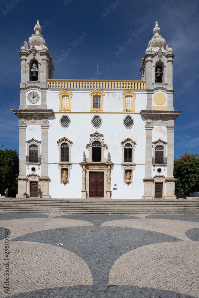 Fototapeta premium Katholische Kirche Carmo in Faro, Portugal