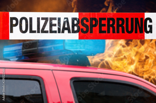 Polizeiabsperrung mit Feuerwehrwagen im Hintergrund