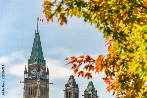 Fotografía Canadian Parliament with Autumn Foliage