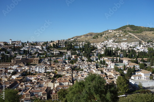 Point de vue de l'Alhambra sur le quartier blanc de Grenade : l'Albaicin et les montagnes au loin