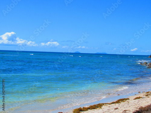 La mer sous un ciel sans nuage et des   les lointaines