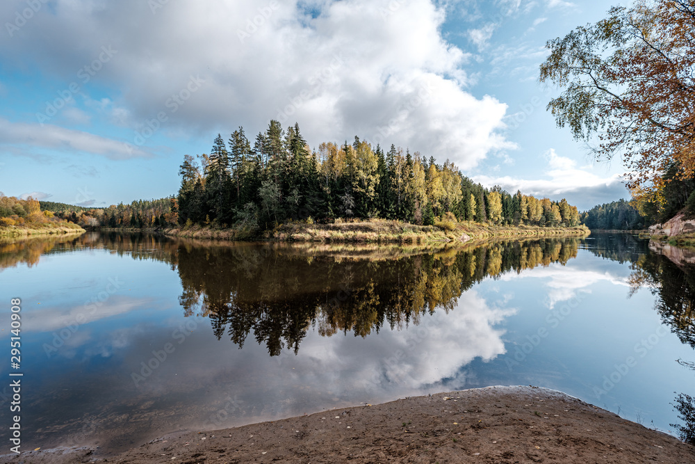 Obraz premium beautiful natural lake or river in autumn