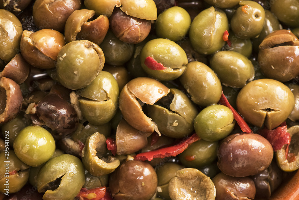 Homemade split and boneless olives, homemade, dressed in the traditional style of southern Córdoba with garlic, dried red peppers, oregano, salt and vinegar Homemade split and boneless olives, homemade, dressed in the traditional style of southern Córdoba with garlic, dried red peppers, oregano, salt and vinegar