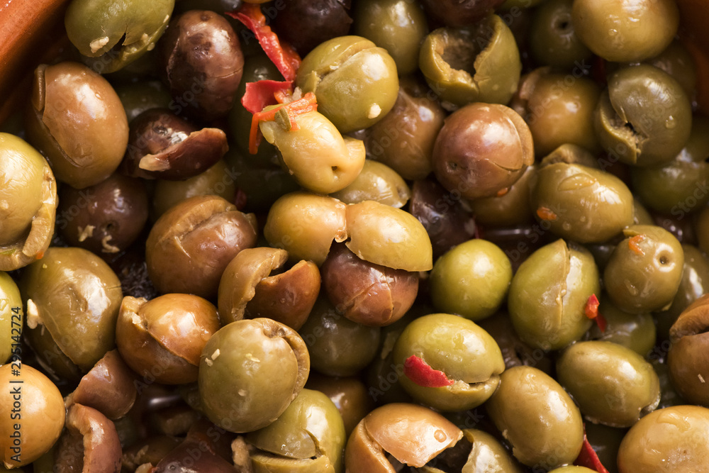 Homemade split and boneless olives, homemade, dressed in the traditional style of southern Córdoba with garlic, dried red peppers, oregano, salt and vinegar Homemade split and boneless olives, homemade, dressed in the traditional style of southern Córdoba with garlic, dried red peppers, oregano, salt and vinegar