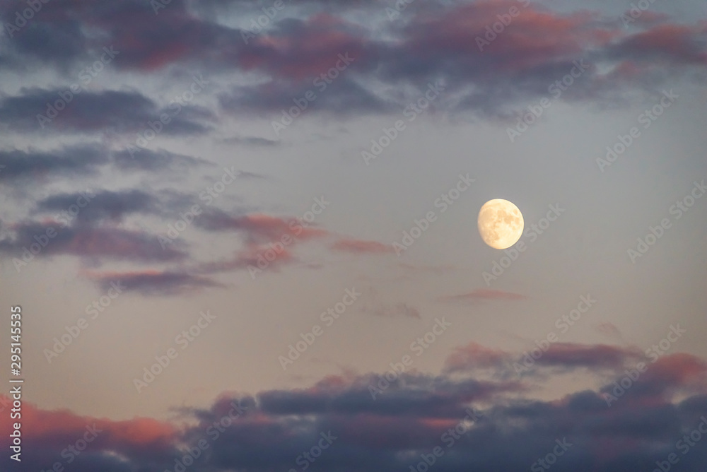 coucher de soleil et lever de la lune Photos | Adobe Stock