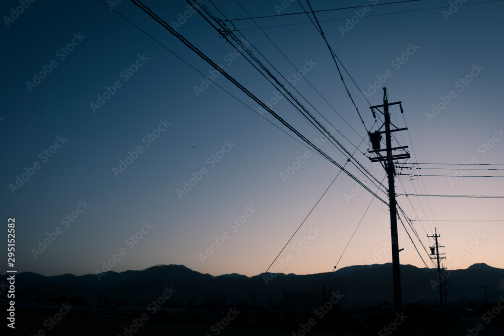 長野県の山並みと朝焼けと電柱（Nagano Prefecture Mountain Range, Sunrise and Telephone Pole）