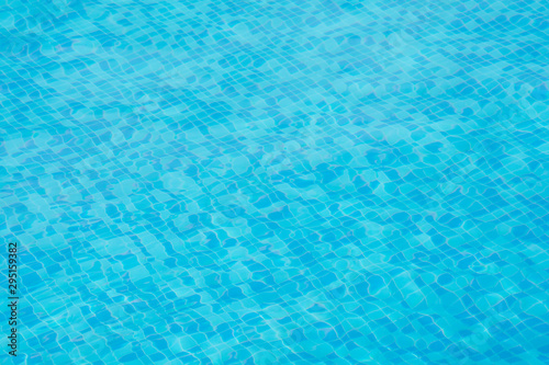 piscina fondo turquesa