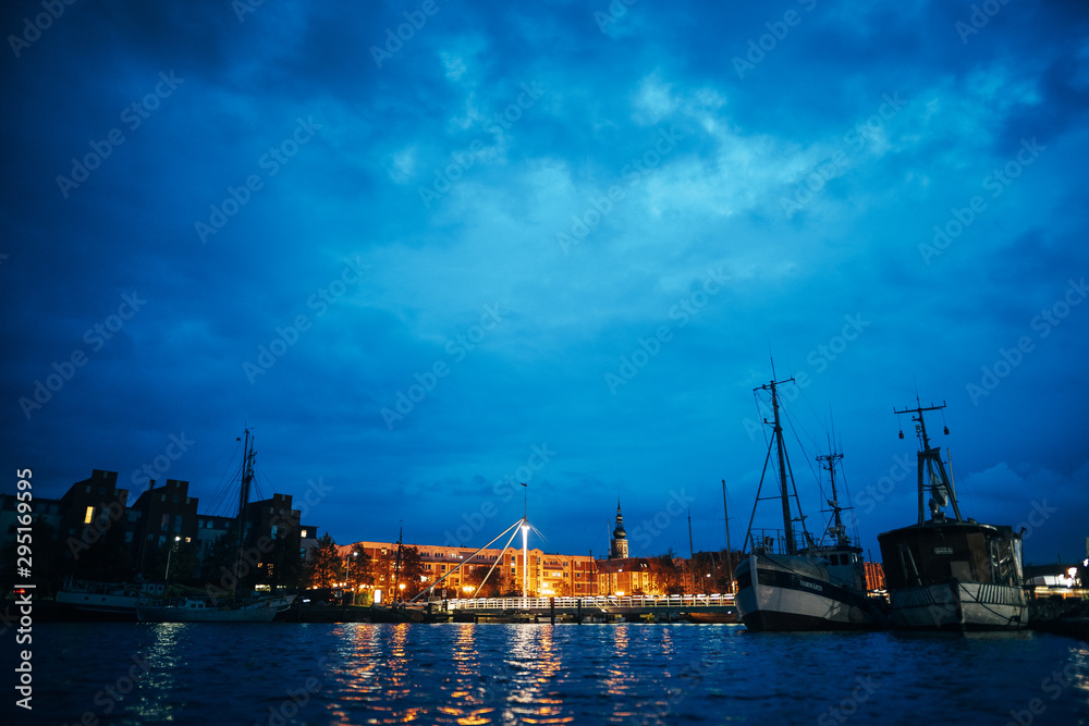 Naklejka premium Museumshafen in Greifswald und Ryck am Abend