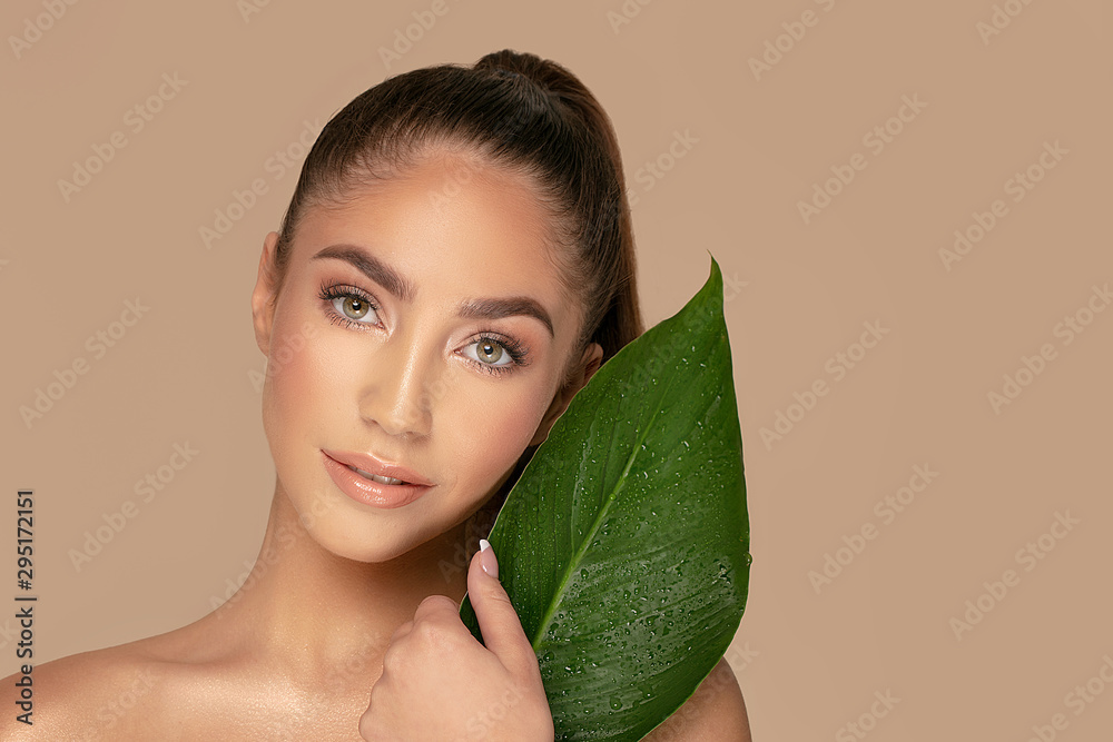Natural beauty with green leaf. - obrazy, fototapety, plakaty 