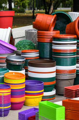 The colorful gardening plastic pots are on sale at the gardening market