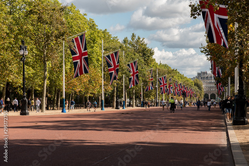 Obraz na płótnie Royal way, british flags, London, United Kingdom. w salonie